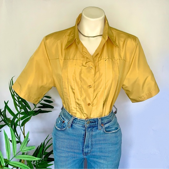 v i n t a g e :: Pleated Boxy Mustard Buttoned Blouse - Picture 5 of 7
